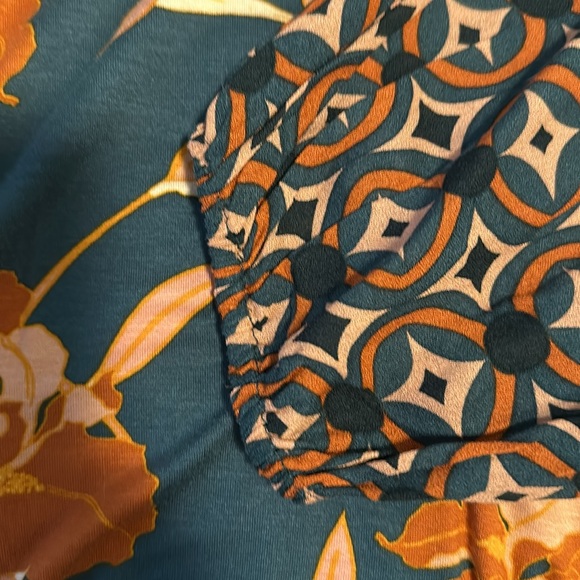 Floral contrast with Geometric pattern - Picture 6 of 6